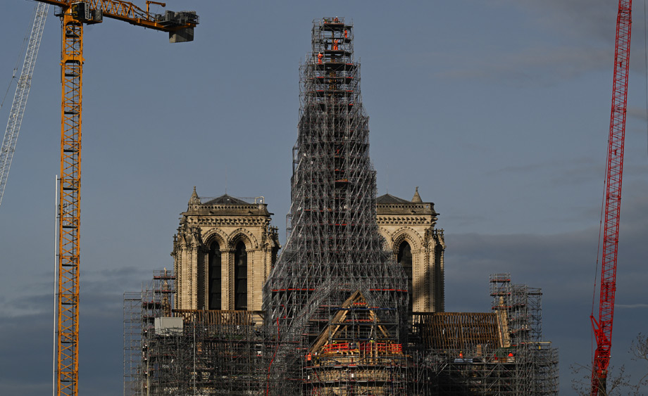 巴黎圣母院火灾后修复工作持续 标志性尖顶与倒塌前相同